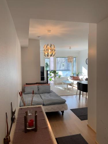 uma sala de estar com um sofá e uma mesa em Holiday Home Turku City em Turku