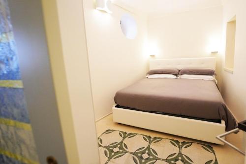 ein kleines Schlafzimmer mit einem Bett in einem Zimmer in der Unterkunft Santa Cesarea Residence Casa Vacanze - La vetta del Sasso Barisano in Matera