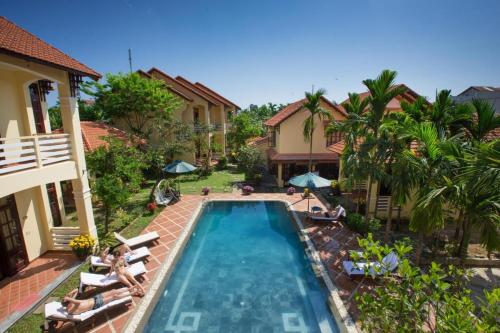 een luchtzicht op een villa met een zwembad bij The Muse House in Hội An