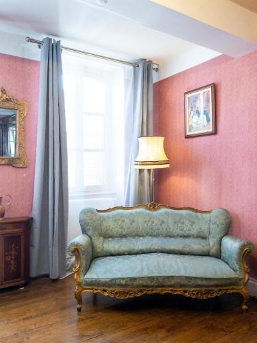 a living room with a couch and a window at Nogapatio - Maison d'Hôtes - BnB in Nogaro