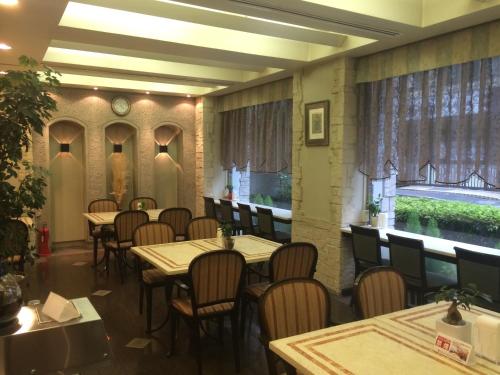 Un restaurante o sitio para comer en Hotel Sunroute Patio Omori