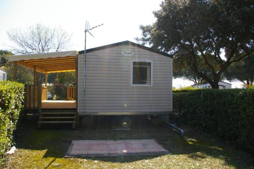 un piccolo capanno con tetto e portico di Mobile Home OuiReves 304 facing the Mediterranean a Lattes