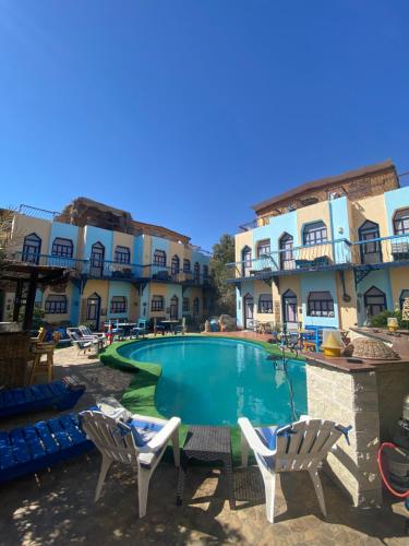 uitzicht op het zwembad van het hotel bij Monica Hotel in Dahab