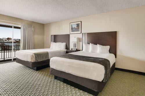Säng eller sängar i ett rum på Rodeway Inn & Suites Portland - Jantzen Beach