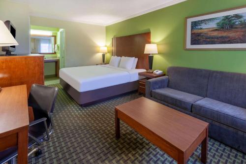 Ένα ή περισσότερα κρεβάτια σε δωμάτιο στο Days Inn by Wyndham Austintown