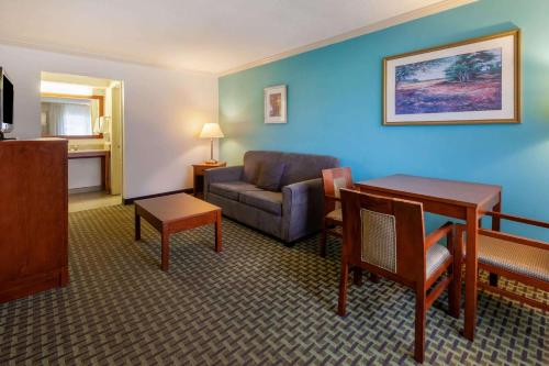 Χώρος καθιστικού στο Days Inn by Wyndham Austintown