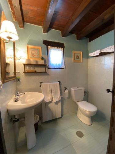 a bathroom with a sink and a toilet at Casa Rural Dos Reales in San Cristóbal de Boedo