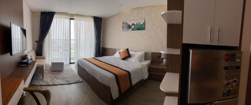 a hotel room with a bed and a television at Apec Tuy Hoà Phú Yên in Liên Trì (3)