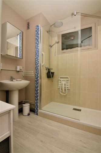 une salle de bain avec douche et lavabo dans l'établissement Le Dieppe Plage appartement Vue Mer, à Dieppe