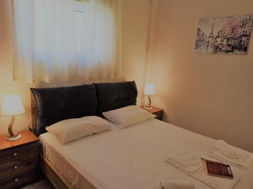 Кровать или кровати в номере Panos Apartment