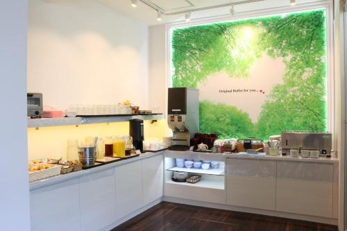 una cucina con una grande finestra in una stanza di Grand Park Hotel Panex Kimitsu a Kimitsu