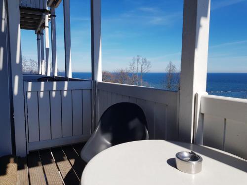 een balkon met een toilet en uitzicht op de oceaan bij Studio 14 Strandmuschel, Residenz Seeblick in Ostseebad Sellin