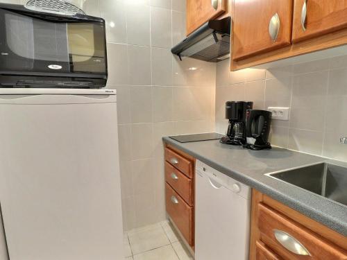 Een keuken of kitchenette bij Studio Méribel, 1 pièce, 4 personnes - FR-1-182-120