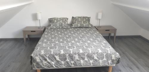 - une chambre avec un lit, 2 tables de chevet et 2 tables dans l'établissement Petite maison sur les traces de Van gogh, à Butry-sur-Oise