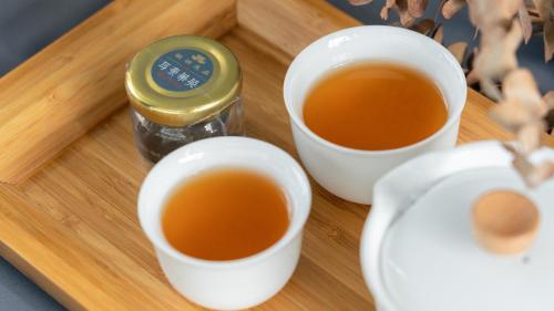 two cups of tea on a wooden tray at 墾丁耳東華苑ErDong Manor in Kenting