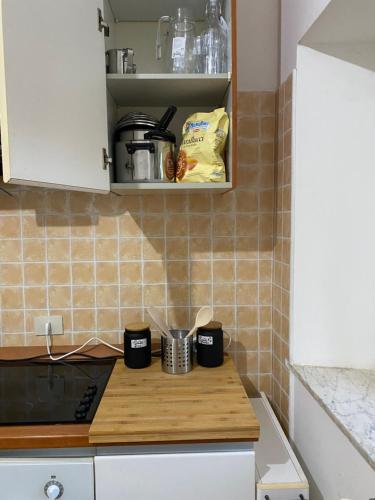 a kitchen counter with two cups on top of it at Casale Colle dei Pini in Casaccia