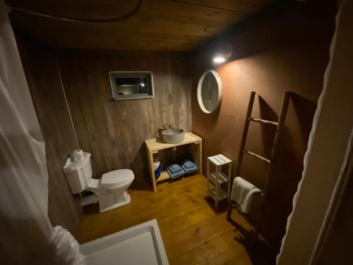 Bathroom sa Beautiful Lakeside Safari Lodge