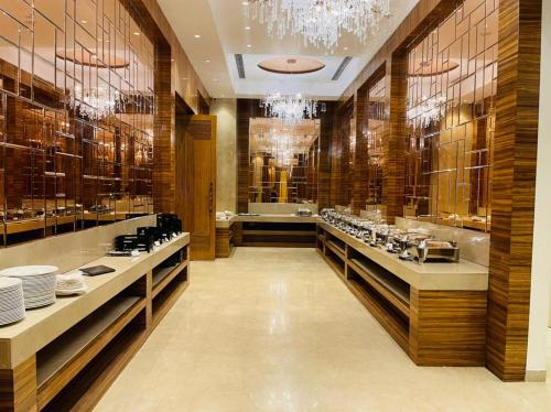 a dining room with aasteryasteryasteryasteryasteryasteryasteryasteryasteryasteryastery at Best Western Vrindavan in Vrindāvan