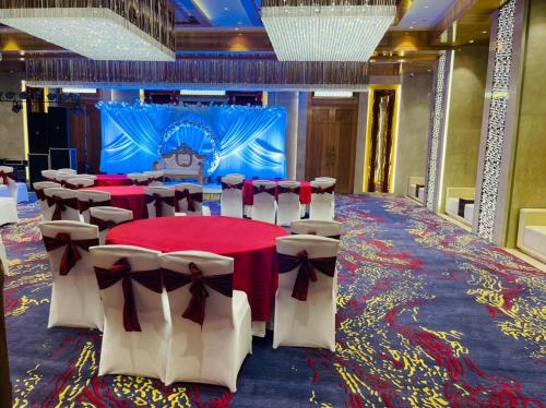 a banquet hall with tables and chairs in a room at Best Western Vrindavan in Vrindāvan