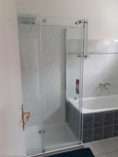 y baño con ducha, bañera y lavamanos. en Blue House, en Győrzámoly