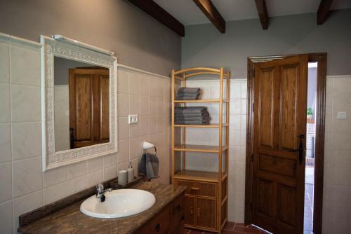 uma casa de banho com um lavatório e um espelho em Villa Morera Garden Villa 5 pers, 2 bedrooms with extra rooms when needed em Frigiliana
