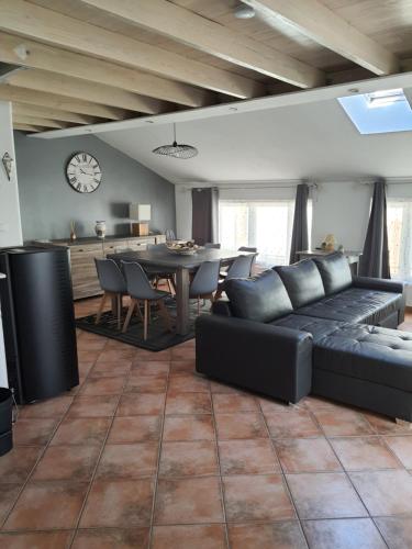 un salon avec un canapé et une table dans l'établissement Maison de village, à La Javie