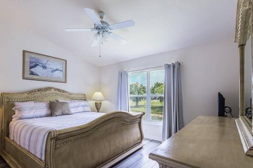 Giường trong phòng chung tại Hyland Hills Ave