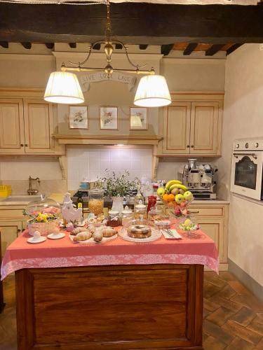 una cucina con un tavolo con del cibo sopra di La Corte Di Ambra a Cortona
