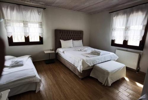 Ліжко або ліжка в номері Rural villa Private pool, BBQ, court ,20' airport