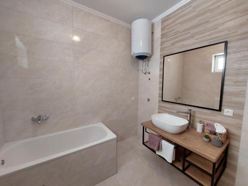 Et badeværelse på Apartments Donadic III, Caska