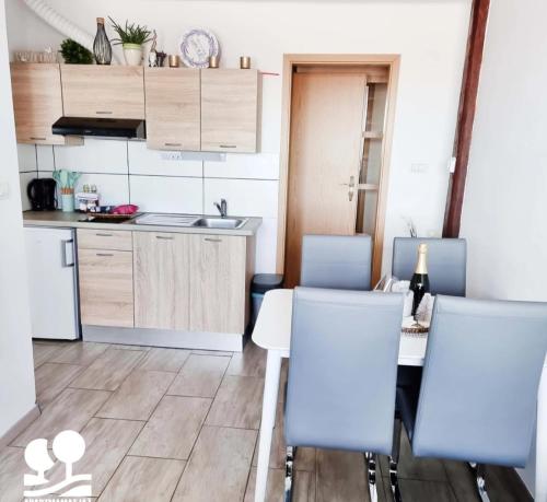 kuchnia i jadalnia ze stołem i krzesłami w obiekcie Apartma Matjaž w Koprze