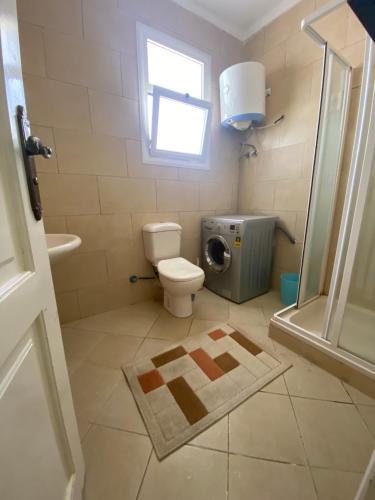 Un baño de Sunterra 2 bedroom apartment