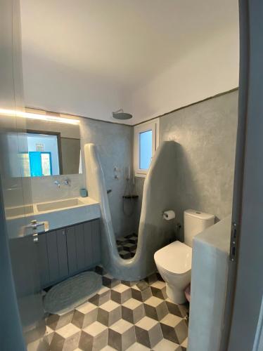 a bathroom with a sink and a toilet and a tub at La Casa di Romano in Agios Romanos