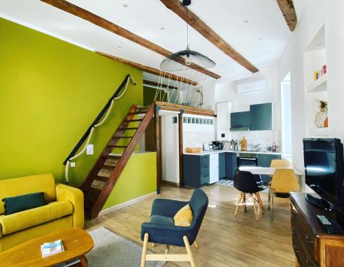 una sala de estar con una pared verde y una escalera en Vaste et charmant loft CLIMATISÉ au cœur de Marseille en Marsella