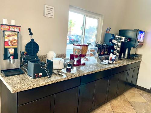 - une cuisine avec un comptoir et une cafetière dans l'établissement Econo Lodge Inn & Suites Corning, à Corning