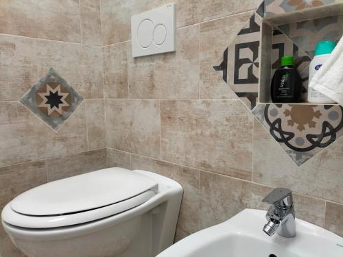 a bathroom with a toilet and a sink at Carru de ammentos in Ozieri