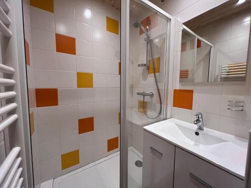 une salle de bain avec un lavabo et une douche dans l'établissement Elan 7 - Appartement 2 chambres, à La Clusaz