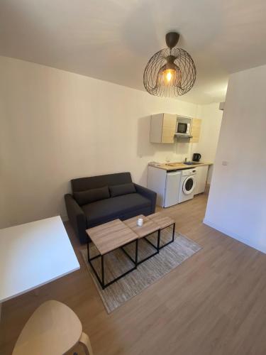 un salon avec un canapé et une table dans l'établissement Studio moderne & fonctionnel, à Marseille