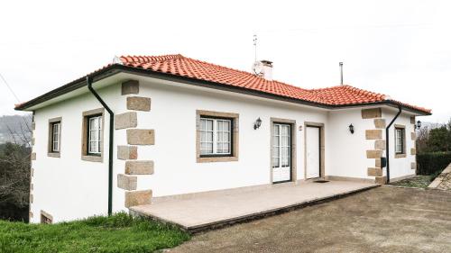 a white house with a red roof at Casa da BellaVista in Ponte de Lima