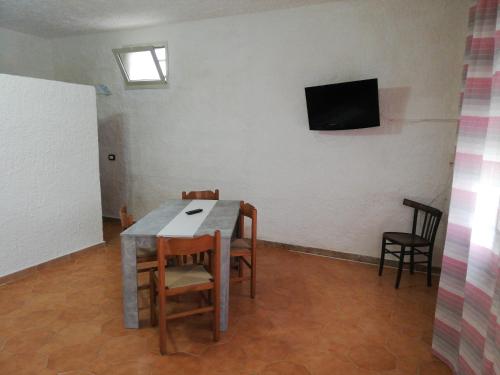 TV a/nebo společenská místnost v ubytování house scoglio di scibiliana