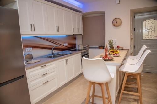 Kuchyň nebo kuchyňský kout v ubytování Valentino Luxury Studio in the Heart of Corfu Town