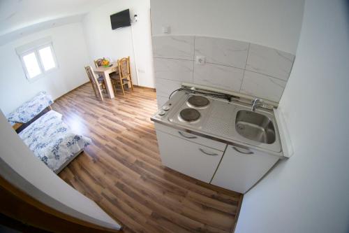 Kuchyň nebo kuchyňský kout v ubytování Apartmani Matej