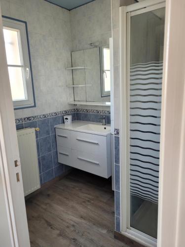 bagno con lavandino bianco e specchio di CHANGÉ, 10mn LE MANS 72 a Changé