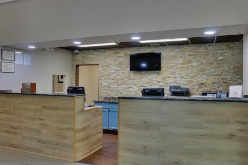 Μια τηλεόραση ή/και κέντρο ψυχαγωγίας στο Country Inn & Suites by Radisson, Savannah Gateway, GA