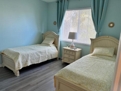 Un pat sau paturi într-o cameră la Greenlinks 923 at Lely Resort - Luxury 2 Bedrooms & Den Condo