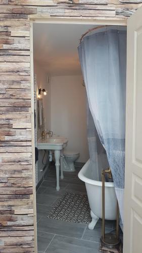 Kúpeľňa v ubytovaní Maison de bourg à Ouistreham à 2 pas de la mer