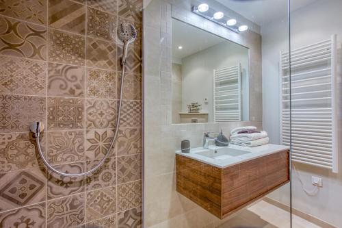 une salle de bain avec une douche, un lavabo et un miroir dans l'établissement Style in Cannes-Beautiful Apt-5 mins stroll to Festival-Beach-Port, à Cannes
