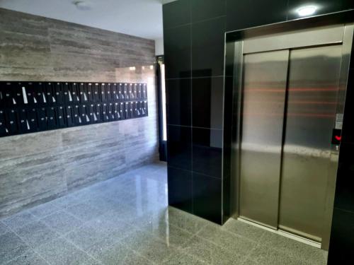 un pasillo con ascensor en un edificio en Atena Apartment, en Ohrid