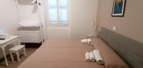 Cette chambre comprend un lit et des chaussons. dans l'établissement Hotel La Tavernetta, à Varazze