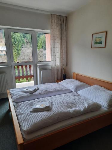 um quarto com uma cama com uma bandeja em Horský Hotel Podjavorník em Papradno
